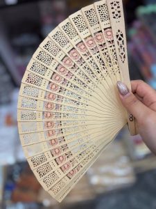 بادبزن چوبی بزرگ وارداتیVz20تو دست
